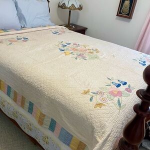 Antique Quilt, Appliquéd Floral, Cream, Blue, Pink Back, Border, Lightweight.